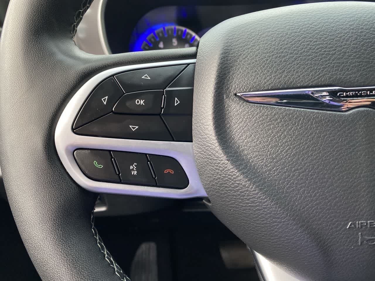Used 2025 Chrysler Pacifica Select FWD image 19