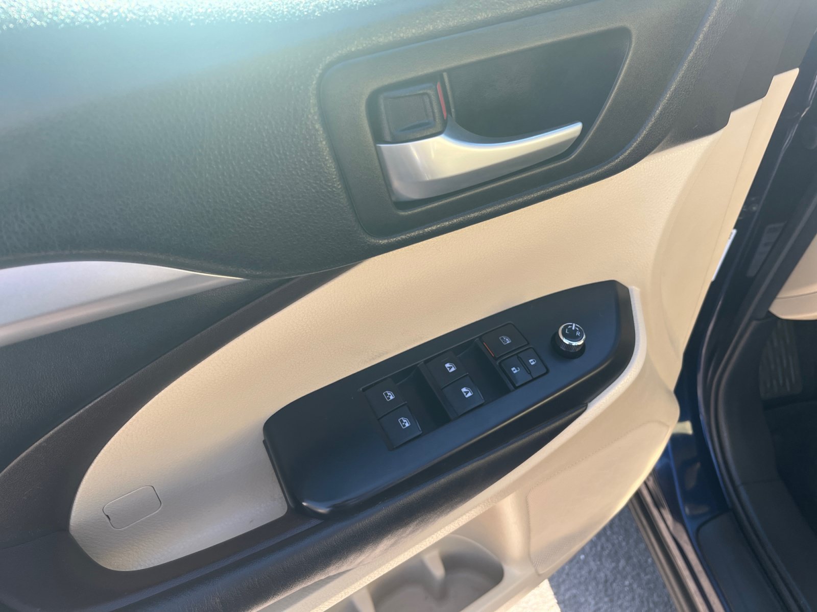 Used 2016 Toyota Highlander XLE FWD image 16