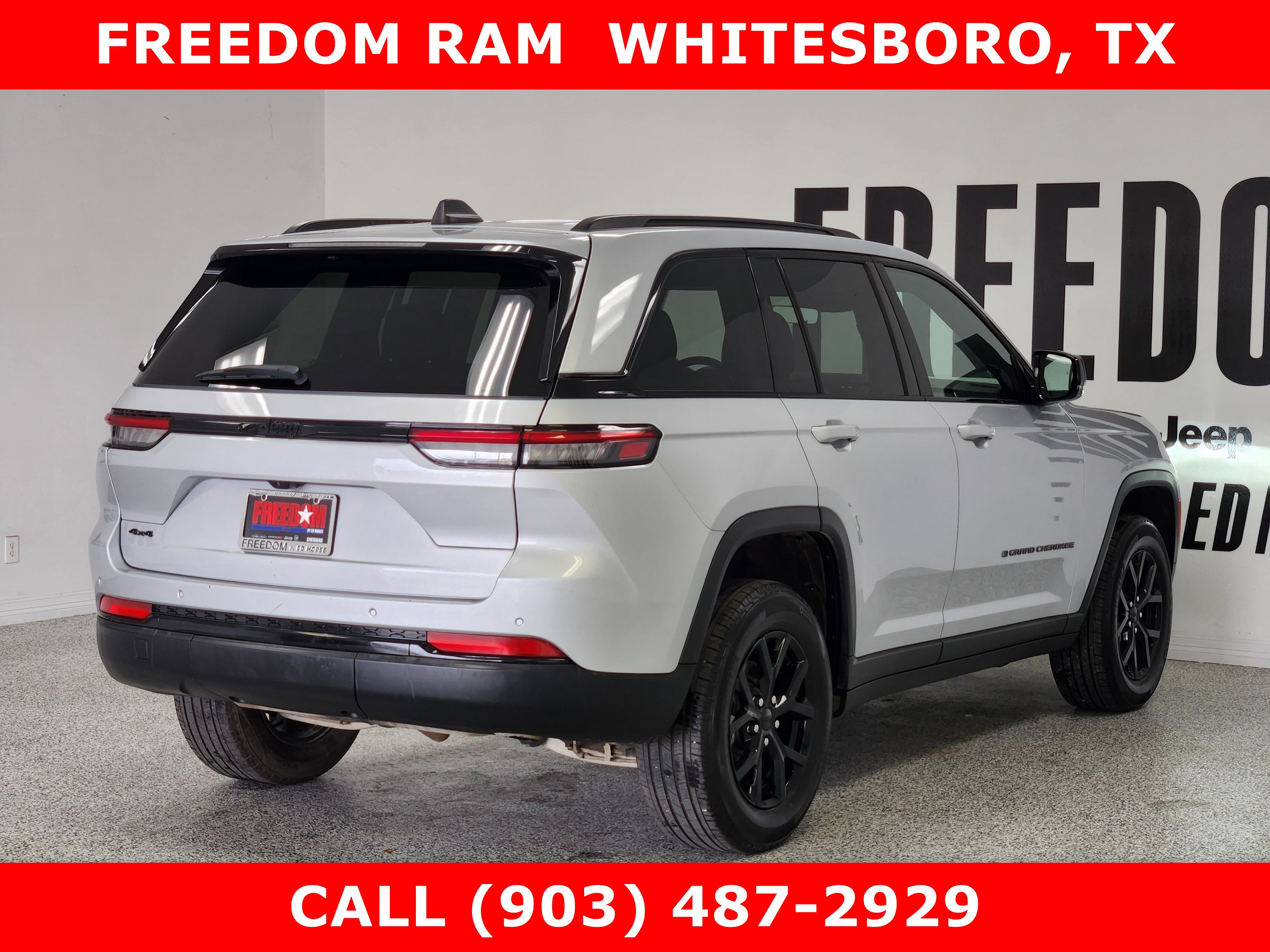 Used 2025 Jeep Grand Cherokee Altitude AWD/4WD image 4