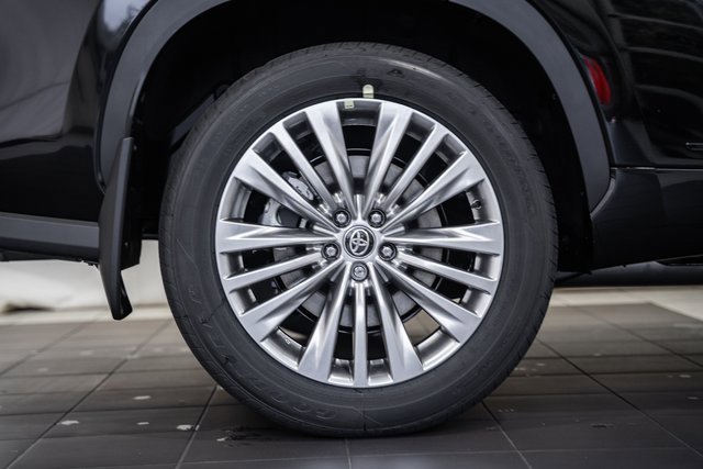 New 2025 Toyota Highlander Platinum image 18