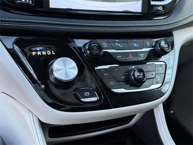 Used 2023 Chrysler Pacifica Limited image 17