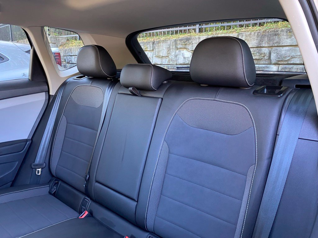 Used 2023 Volkswagen Taos SE w/ Panoramic Sunroof Package FWD image 11