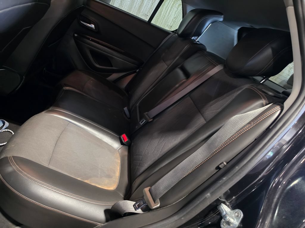 Used 2022 Chevrolet Trax LT w/ Midnight Edition FWD image 7