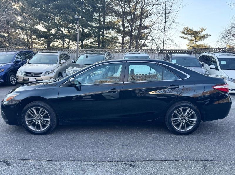 Used 2017 Toyota Camry SE image 4