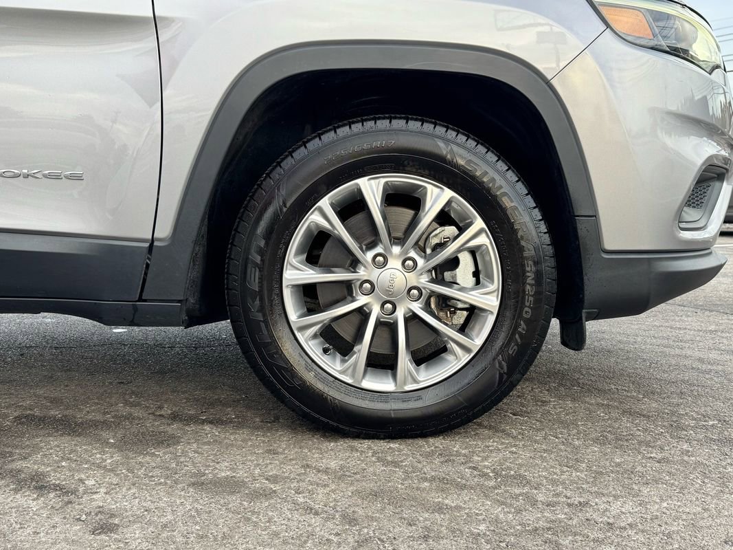 Used 2021 Jeep Cherokee Latitude Plus w/ Mopar Interior Package image 16