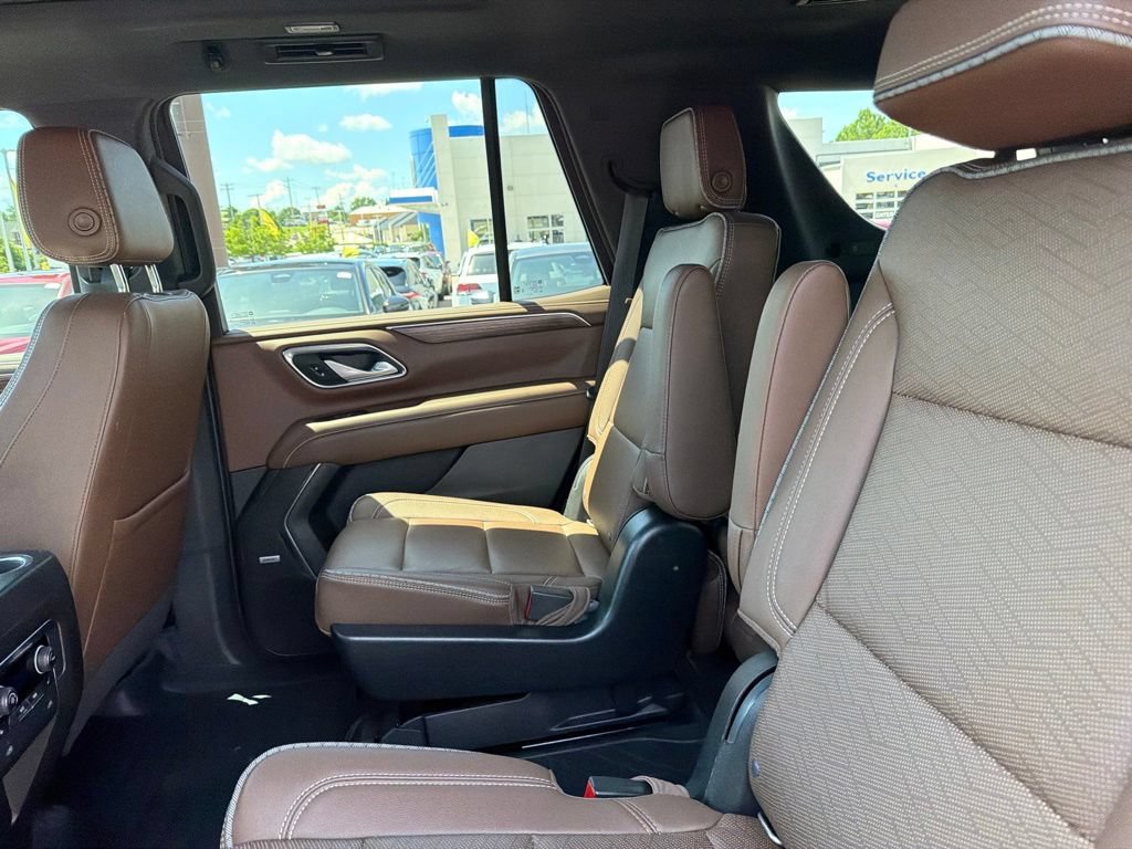 Used 2022 Chevrolet Tahoe High Country w/ Premium Package 2 AWD/4WD image 16