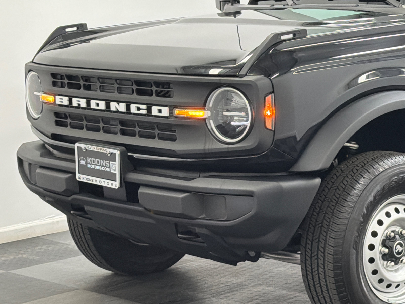 Used 2025 Ford Bronco 4-Door AWD/4WD image 2