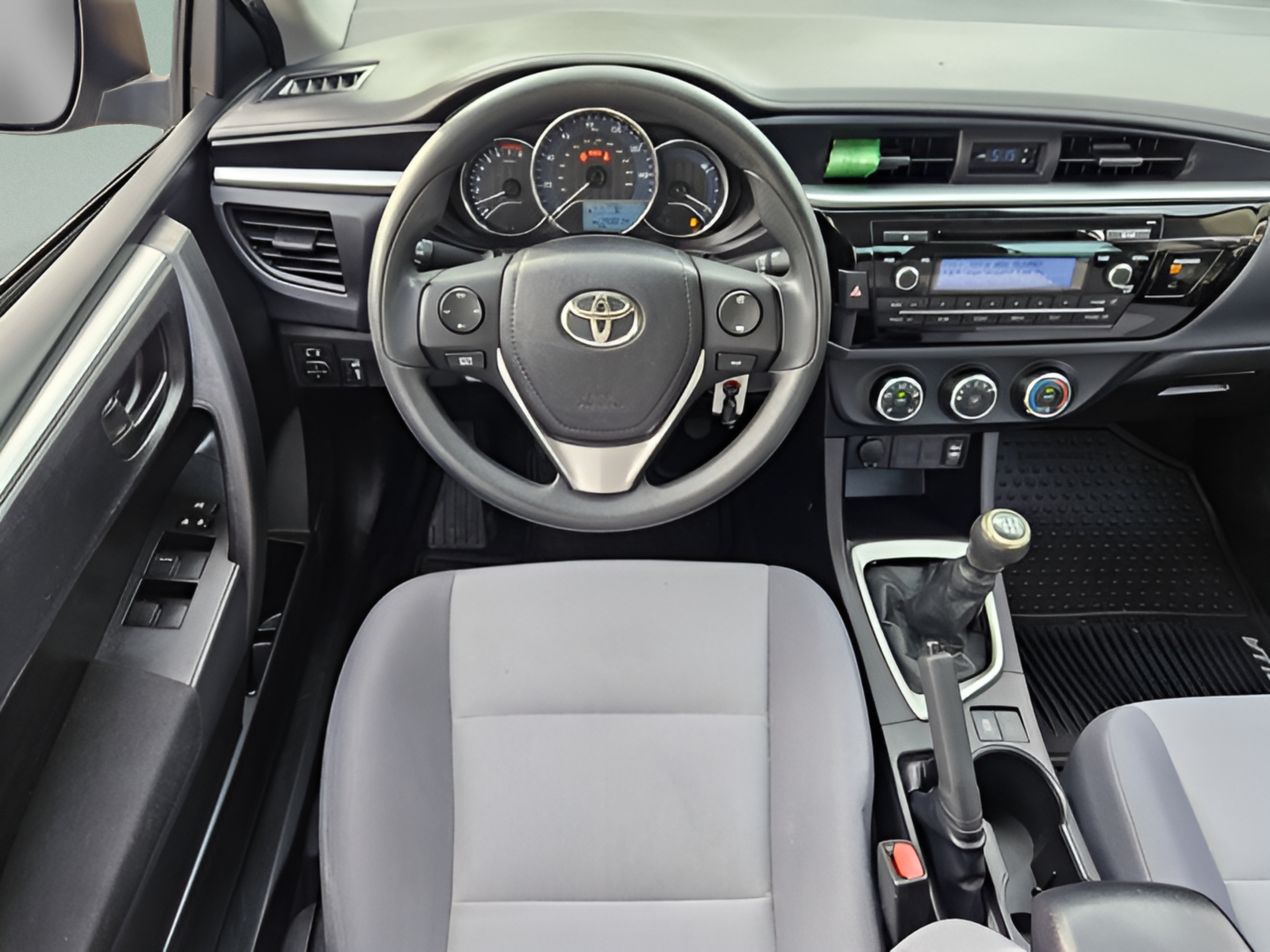 Used 2015 Toyota Corolla L FWD image 11