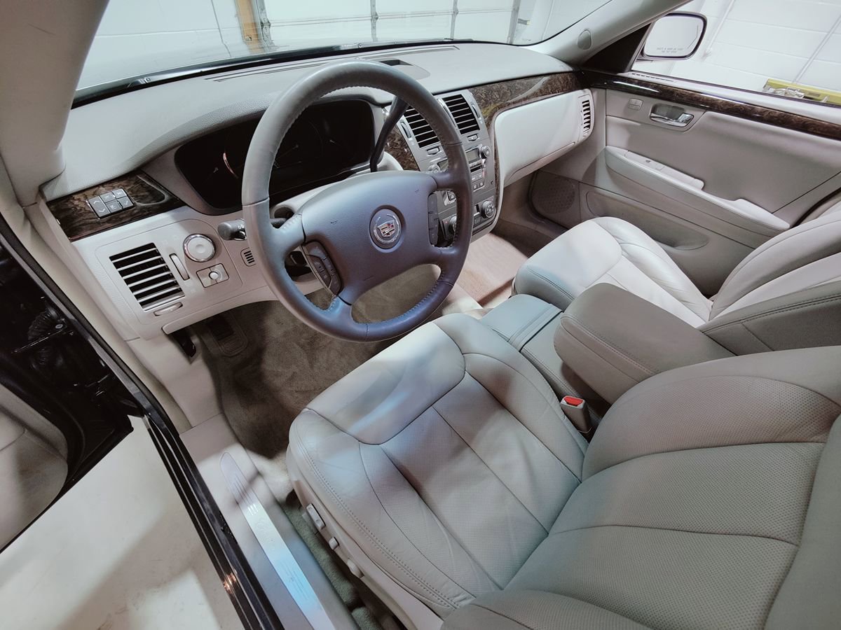 Used 2009 Cadillac DTS w/ Trunk Convenience Package FWD image 30