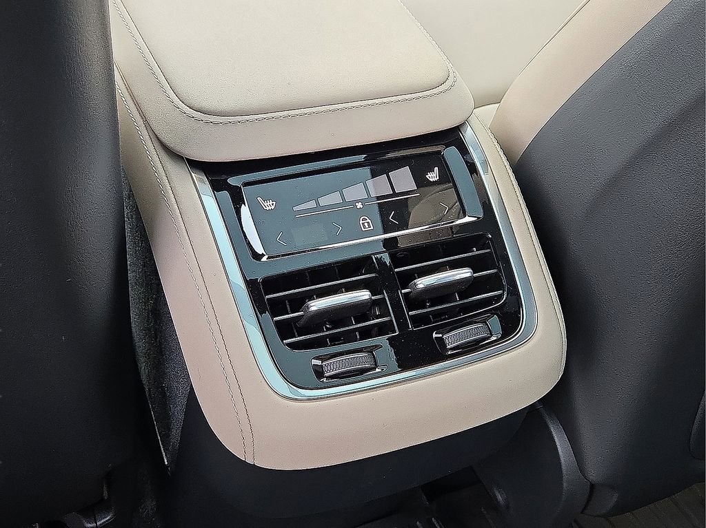 New 2026 Volvo XC90 B6 Plus w/ Protection Package Premier AWD/4WD image 16