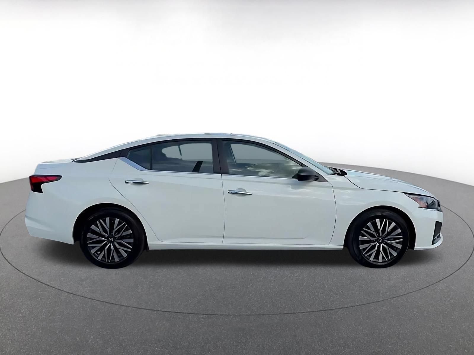 Used 2025 Nissan Altima 2.5 SV FWD image 15
