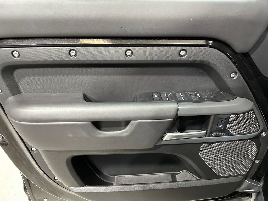 Used 2024 Land Rover Defender 110 X-Dynamic SE image 18