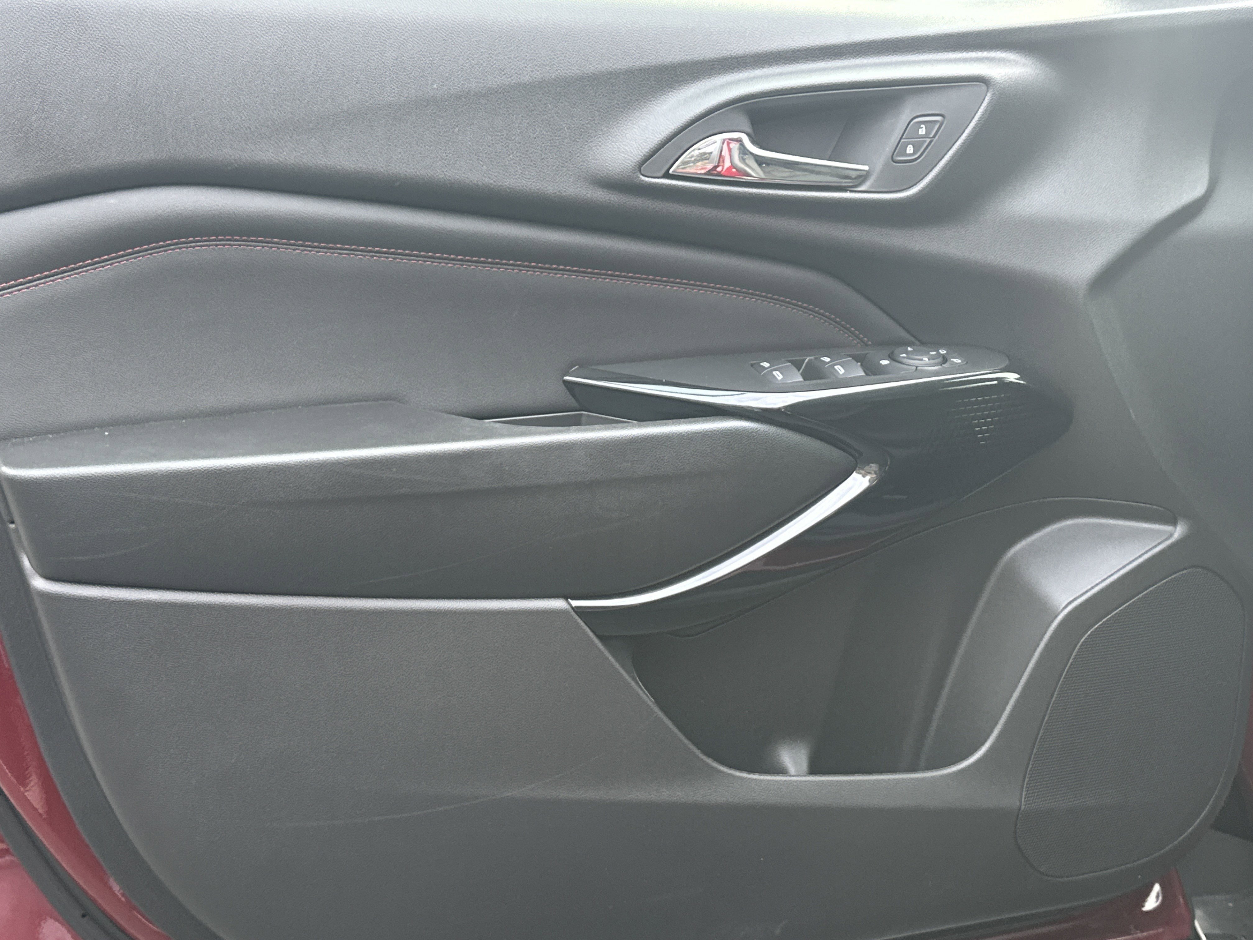 Certified 2025 Chevrolet Trax RS w/ Sunroof Package FWD image 8