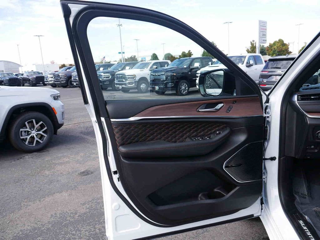 New 2025 Jeep Grand Cherokee Summit w/ Adv Protech Group IV image 24