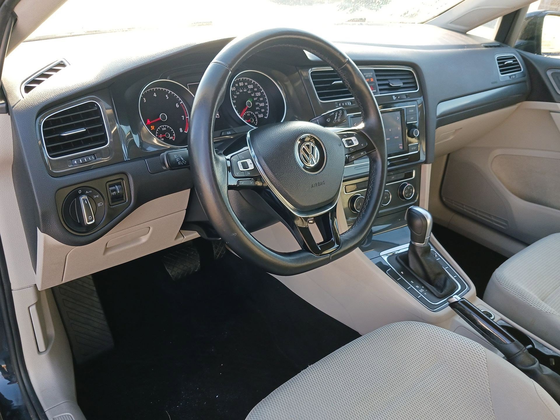 Used 2018 Volkswagen Golf S image 10