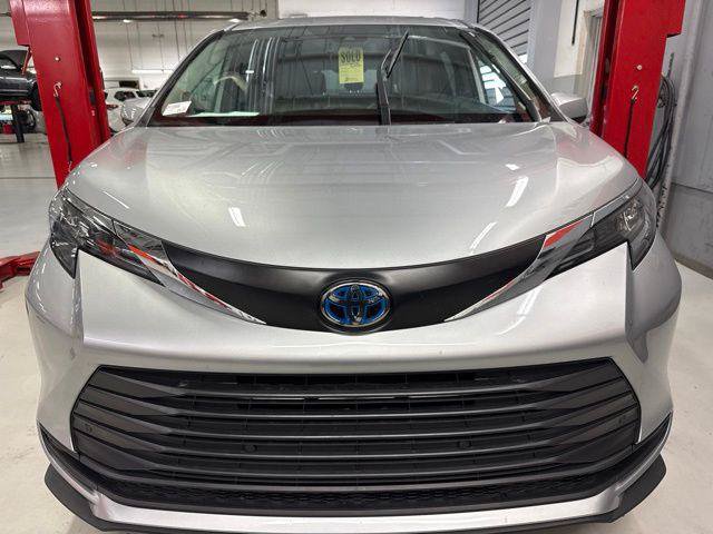 Certified 2025 Toyota Sienna XLE w/ XLE Plus Package AWD/4WD image 12