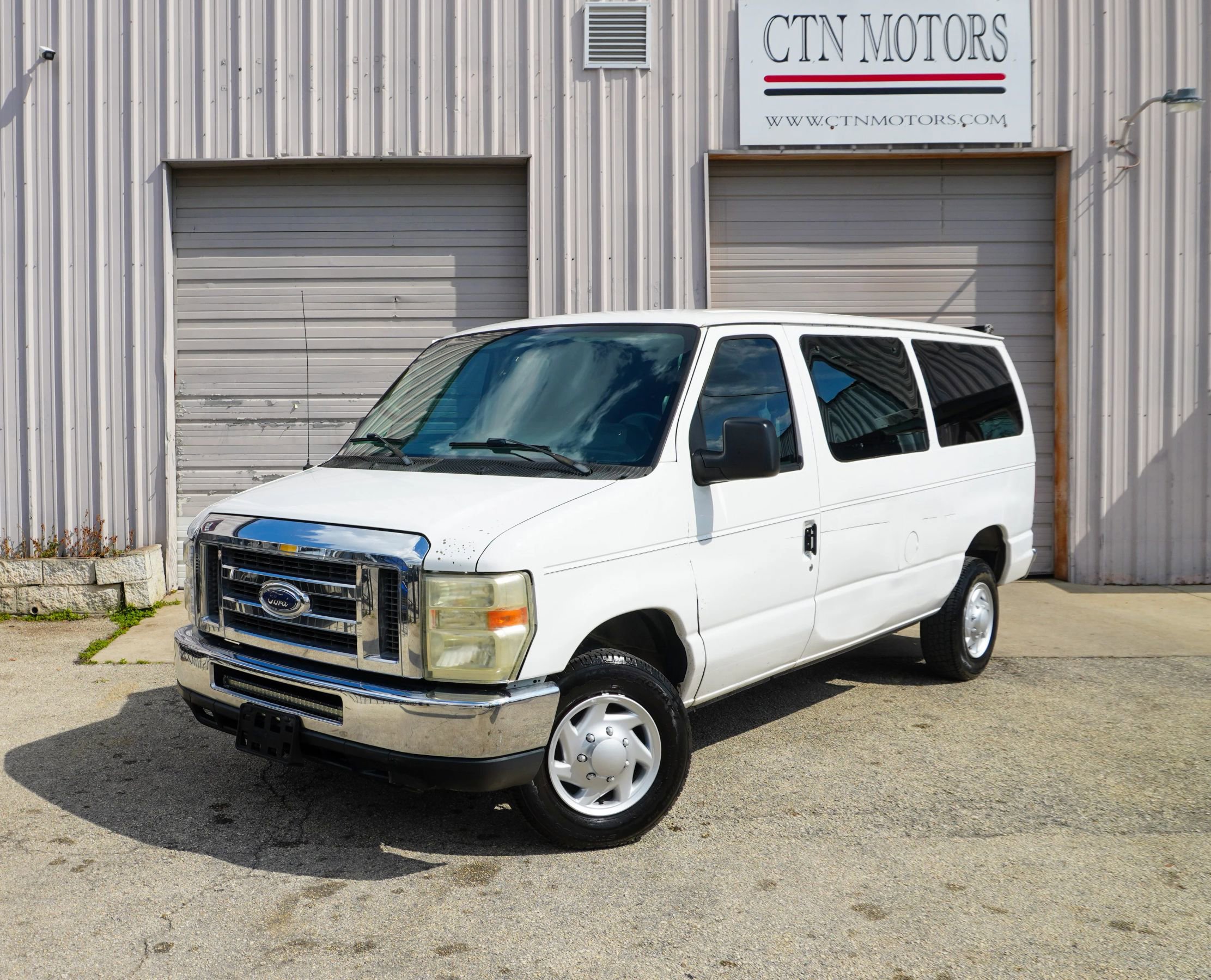 Used 2011 Ford E-350 and Econoline 350 XLT image 1