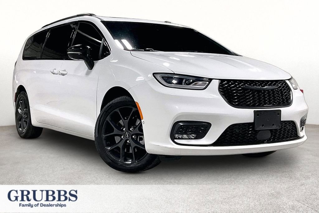 Used 2024 Chrysler Pacifica Limited w/ Uconnect Theater Family Group AWD/4WD image 1