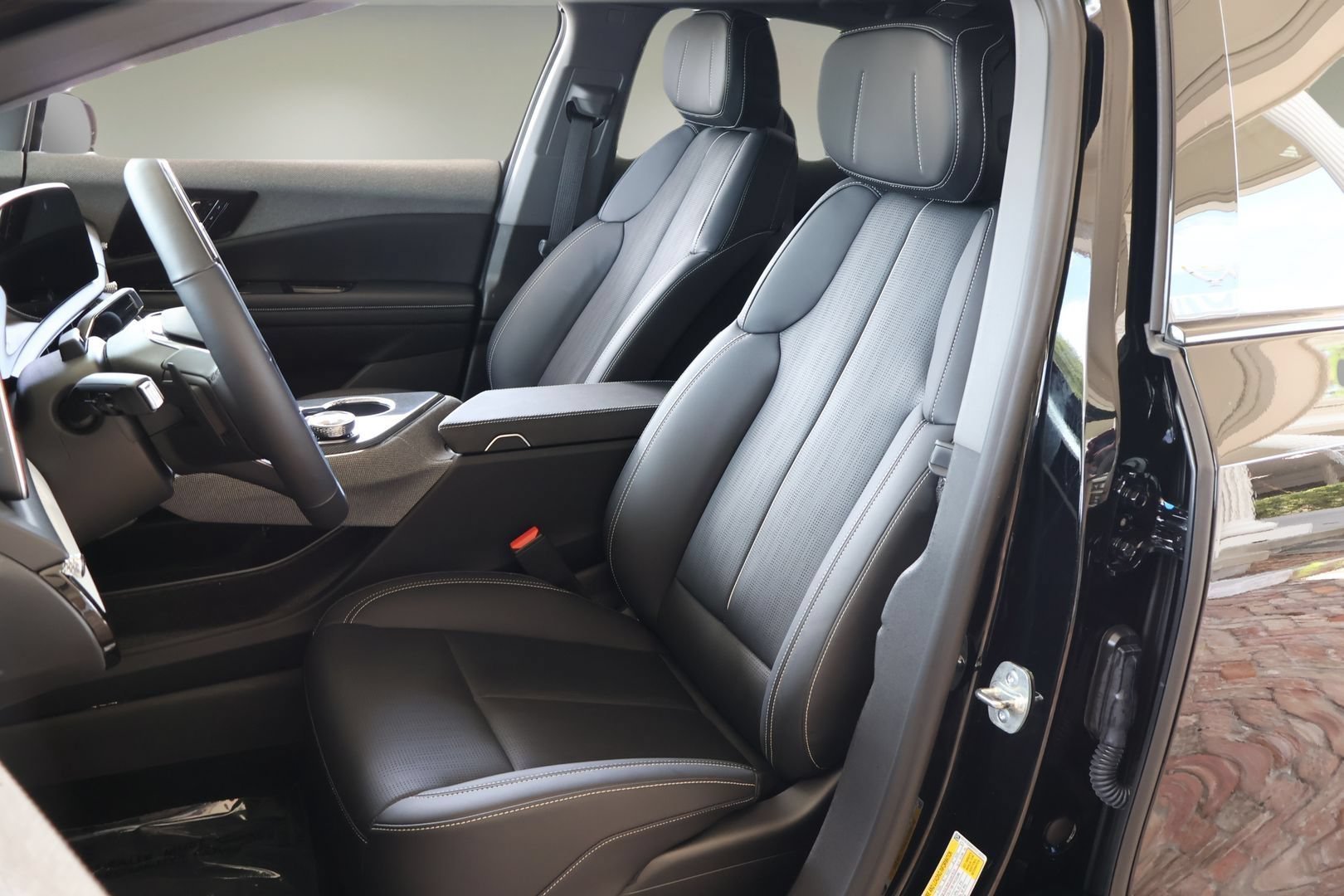 Certified 2025 Cadillac Optiq Luxury 2 w/ LPO, Floor Liner Package AWD/4WD image 12
