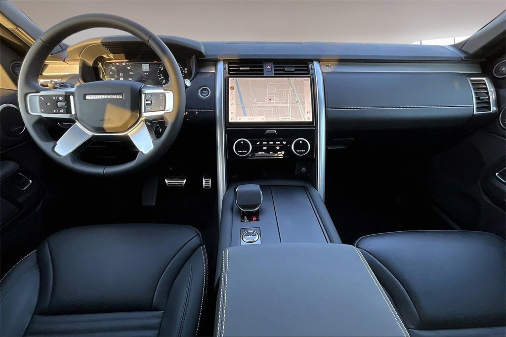 New 2025 Land Rover Discovery Dynamic SE image 5