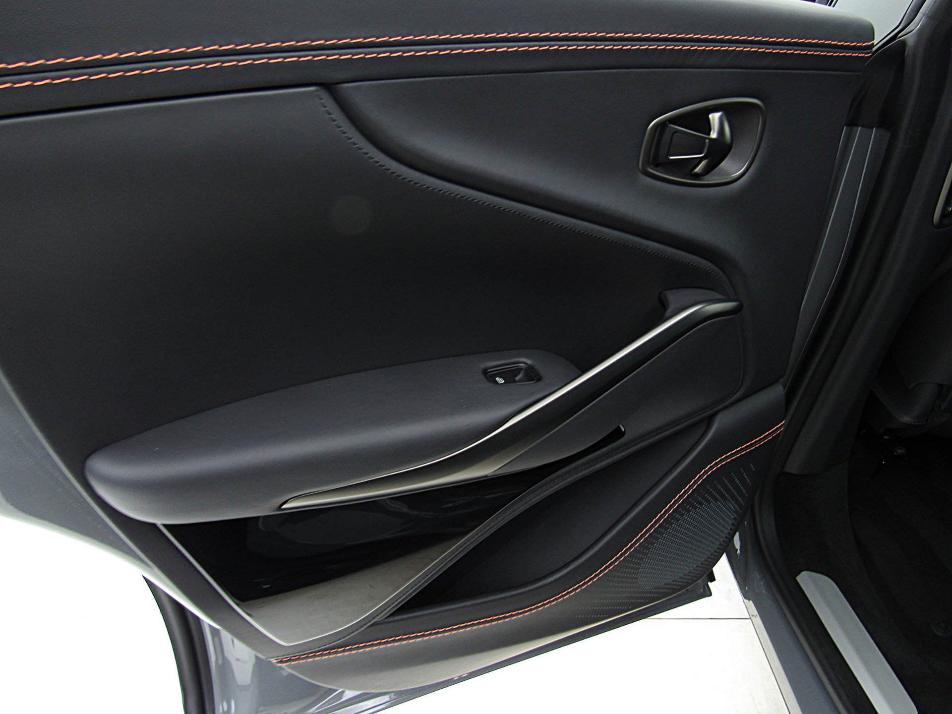 Used 2023 Aston Martin DBX AWD/4WD image 43