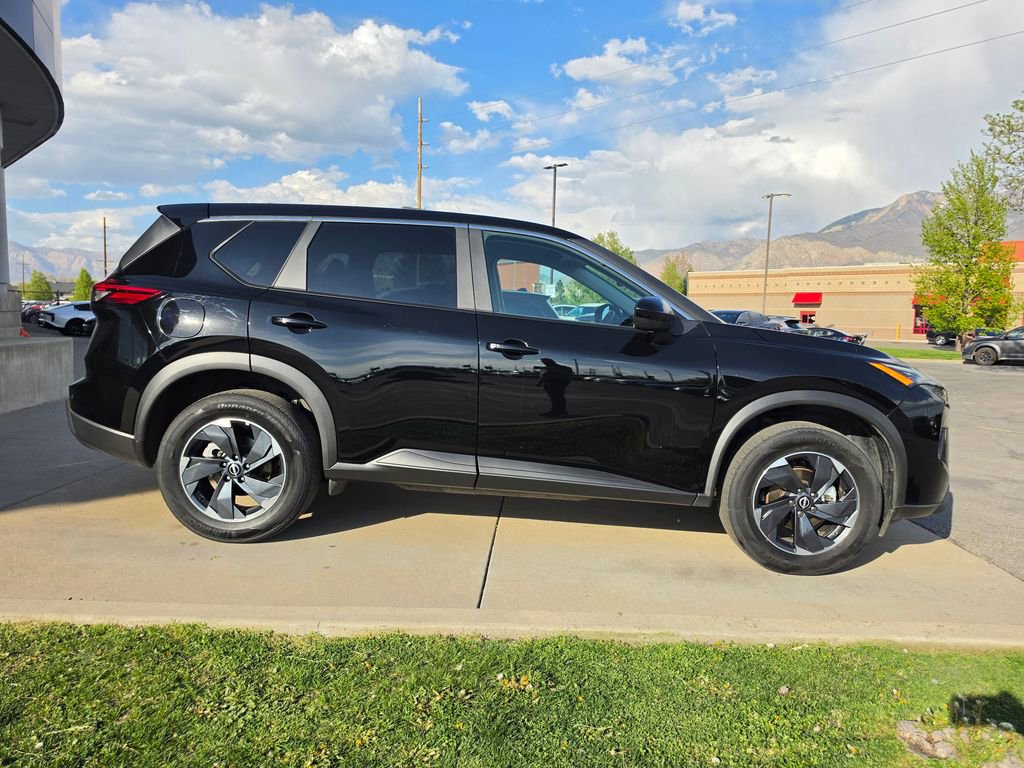 Used 2025 Nissan Rogue SV image 4