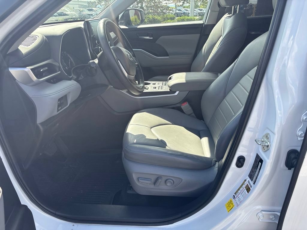 Used 2022 Toyota Highlander XLE AWD/4WD image 11