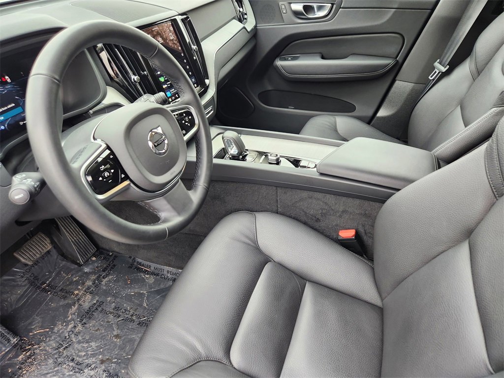 Used 2025 Volvo XC60 B5 Plus image 6