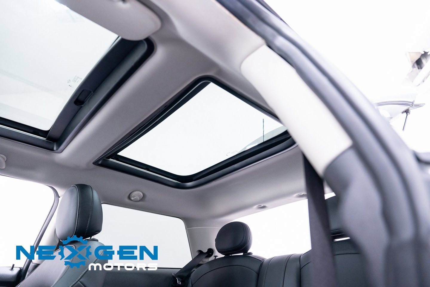 Used 2023 MINI Cooper 2-Door Hardtop image 28