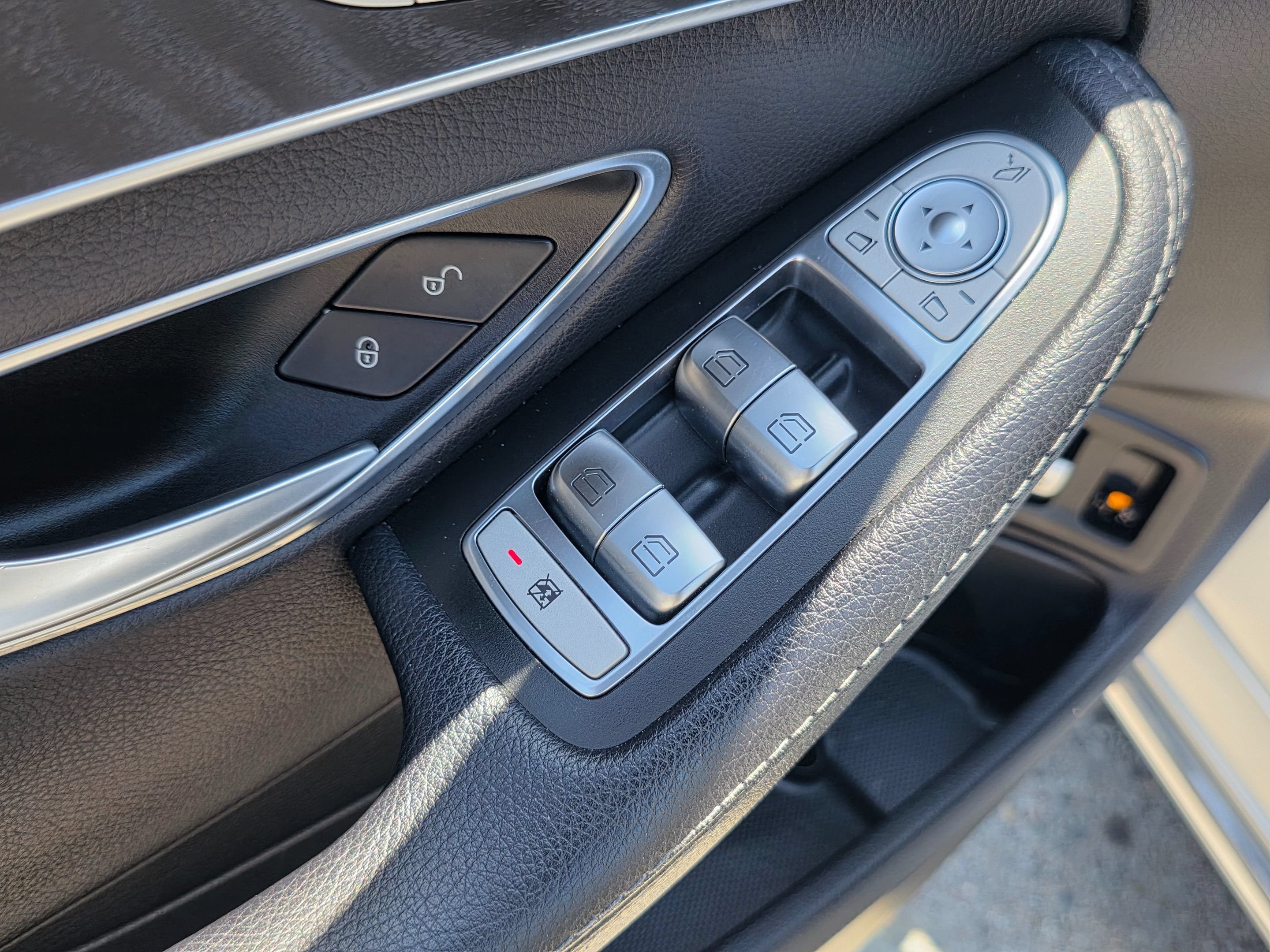 Used 2016 Mercedes-Benz C 350e Sedan w/ Multimedia Package image 21