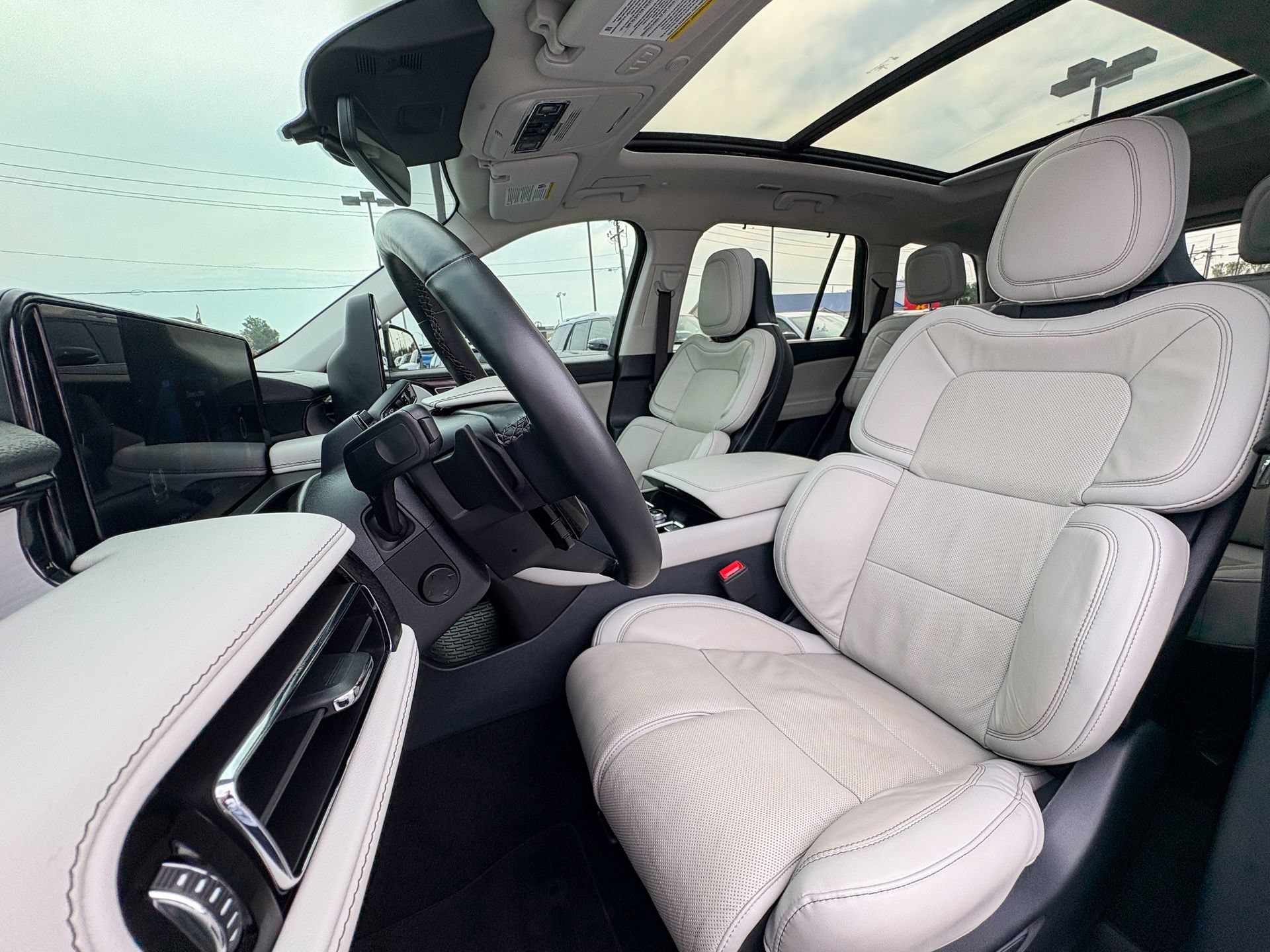 Used 2025 Lincoln Aviator Reserve w/ Luxury Package RWD image 25