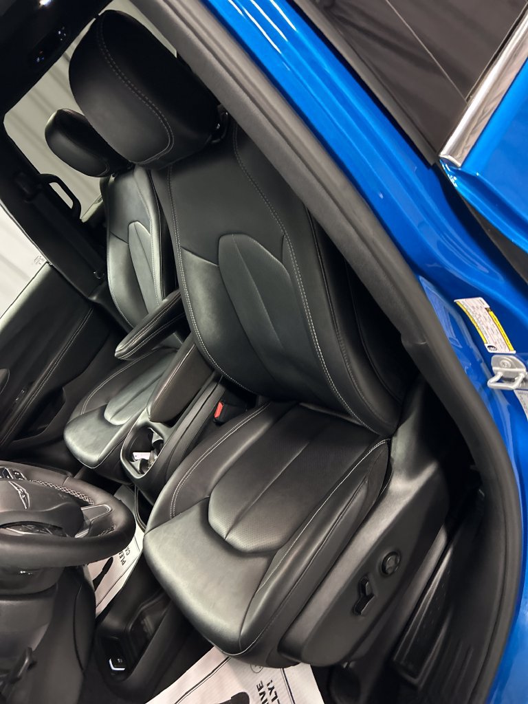 Used 2026 Chrysler Pacifica Select FWD image 12
