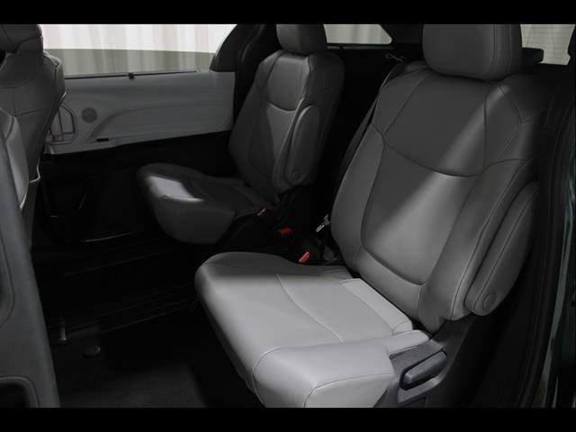 Used 2026 Toyota Sienna XLE FWD image 19