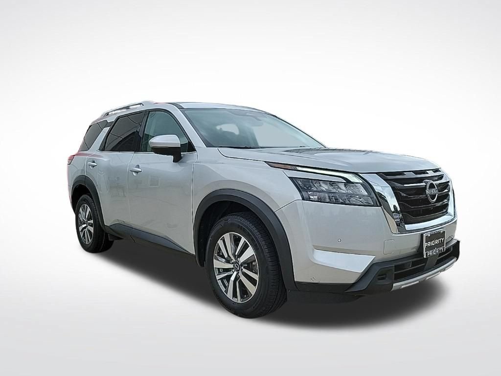 Used 2025 Nissan Pathfinder SL AWD/4WD image 6