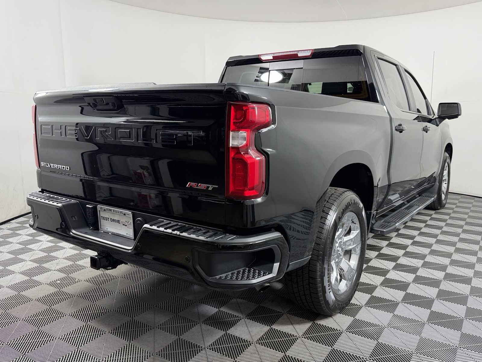Used 2025 Chevrolet Silverado 1500 RST w/ Convenience Package II RWD image 6
