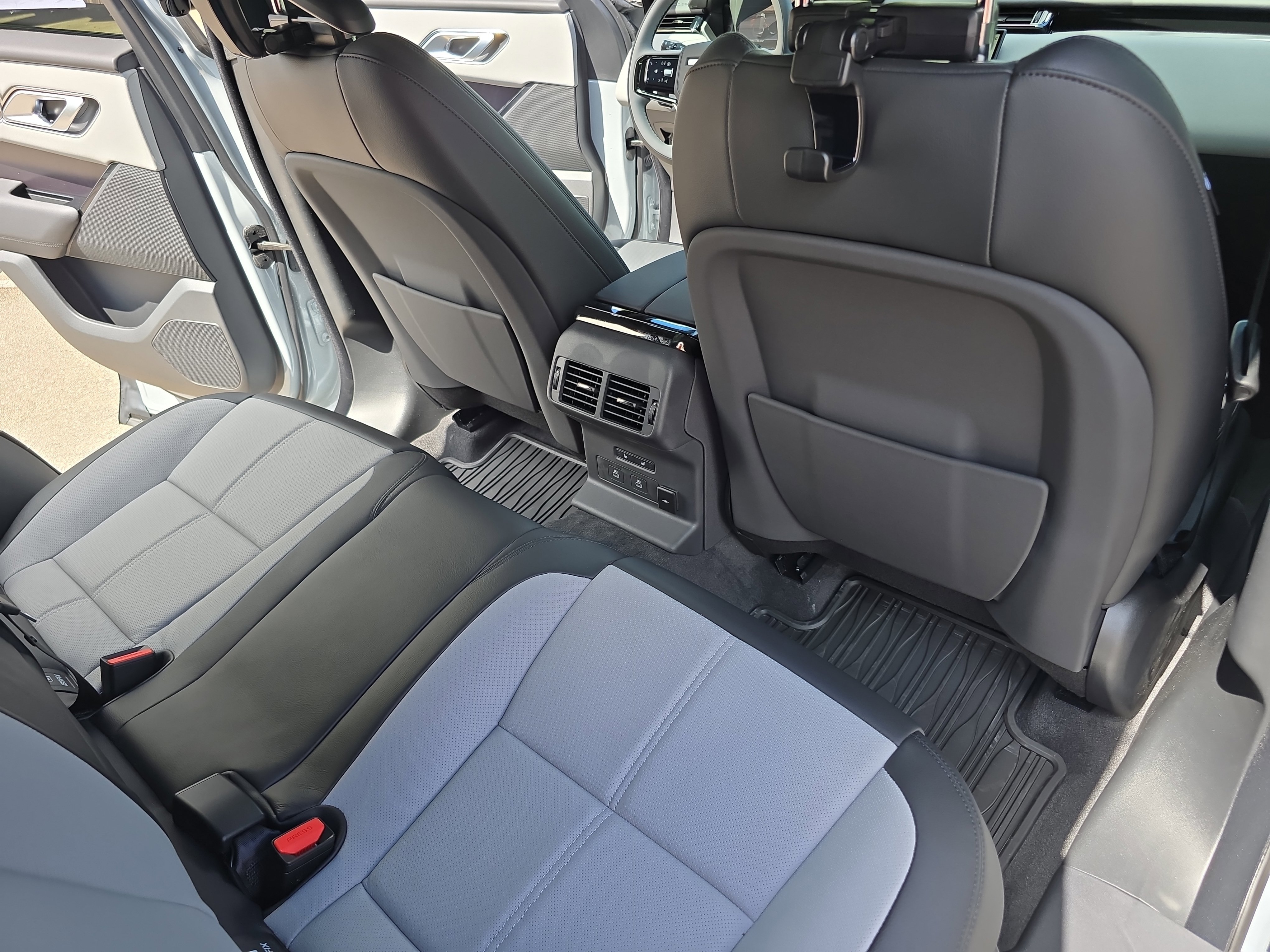 New 2026 Land Rover Range Rover Velar Dynamic SE image 11