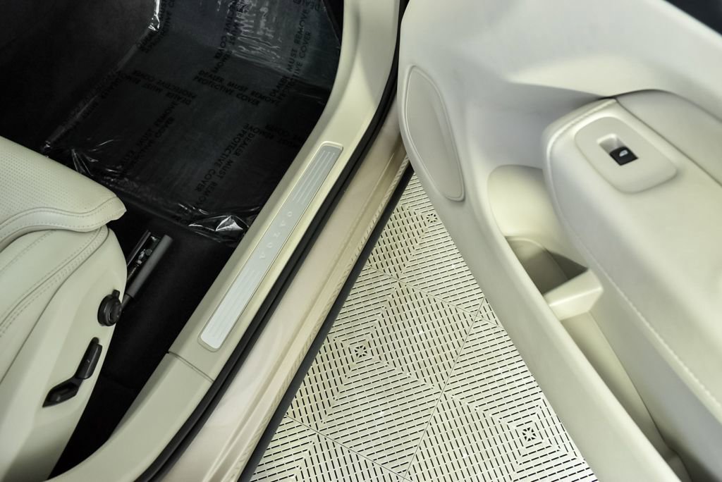 Certified 2023 Volvo XC60 B5 Ultimate w/ Protection Package Premier image 27