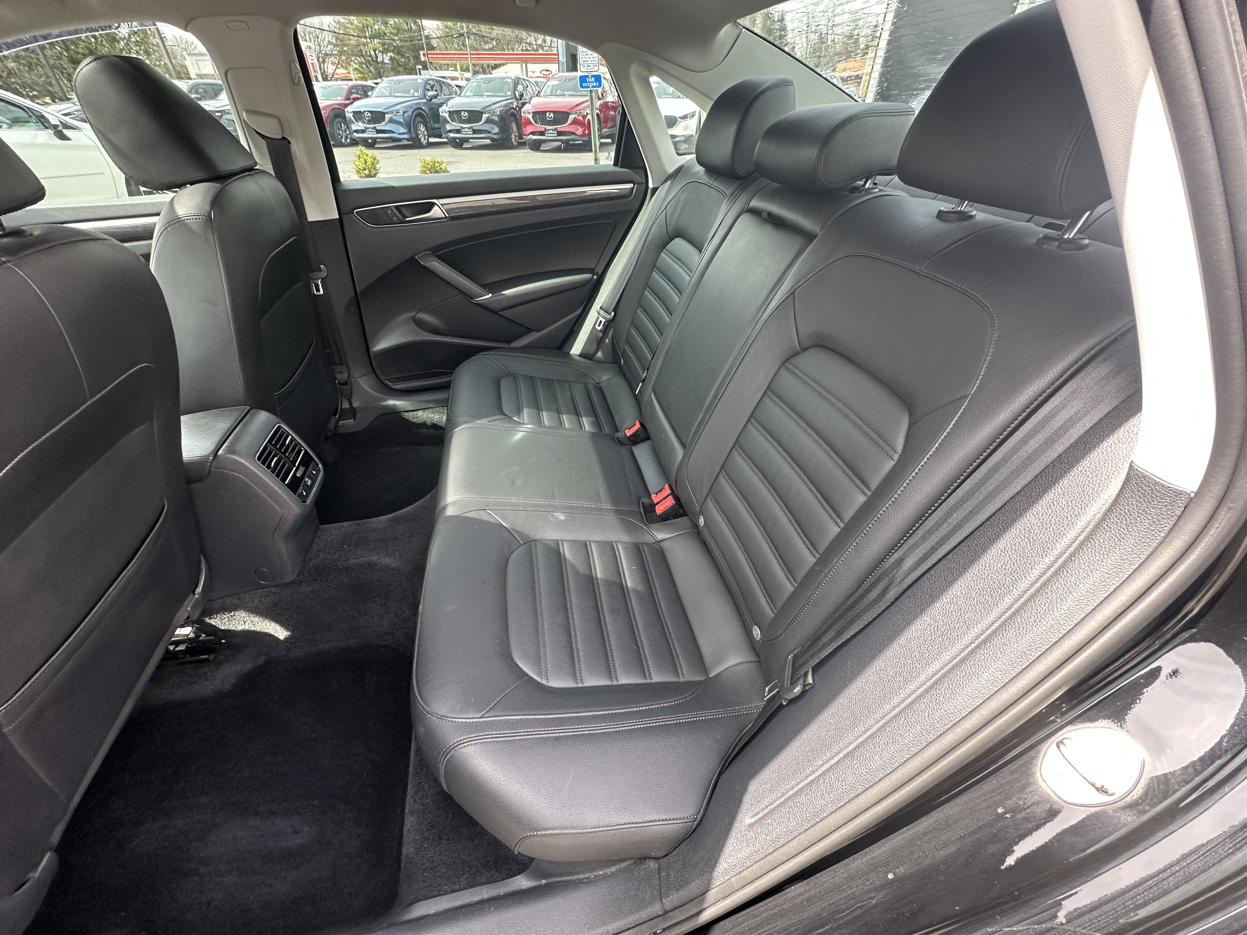 Used 2016 Volkswagen Passat 1.8T SEL Premium image 29