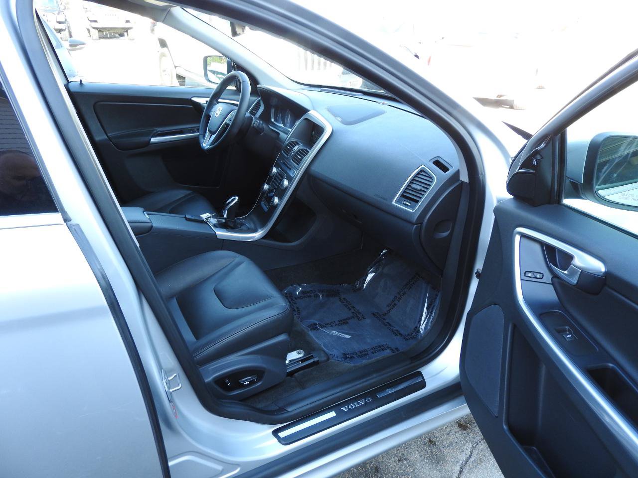 Used 2016 Volvo XC60 T5 Platinum w/ Climate Package AWD/4WD image 7