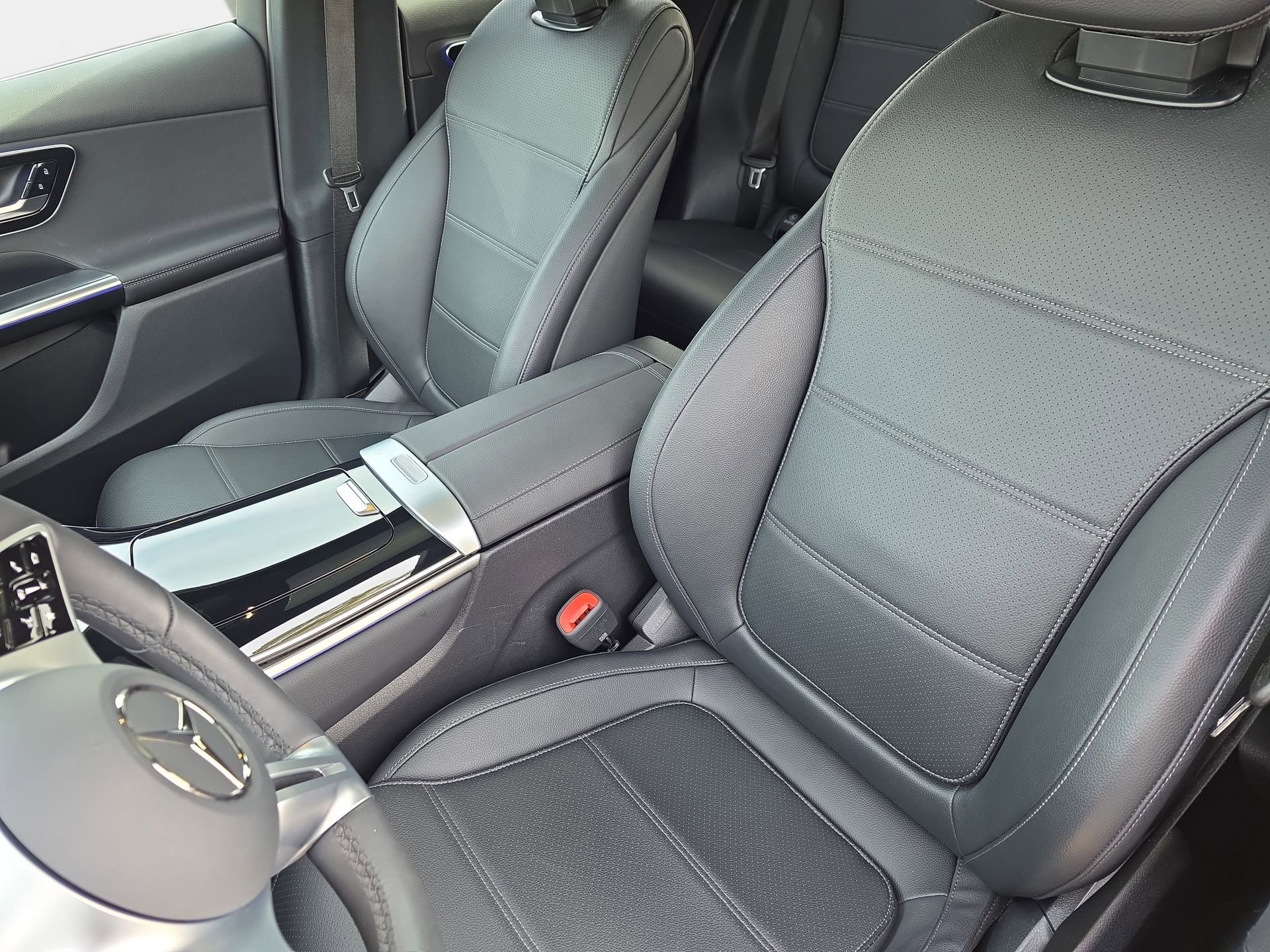 Used 2025 Mercedes-Benz GLC 300 4MATIC image 15