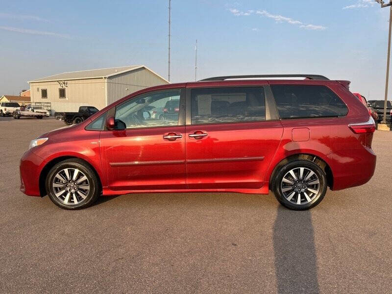 Used 2020 Toyota Sienna XLE 7 Passenger AWD 4dr Mini V image 2