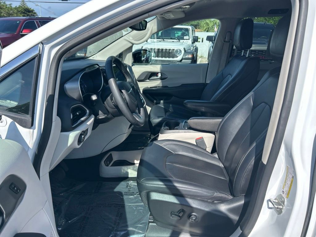 Used 2024 Chrysler Pacifica Touring-L FWD image 9