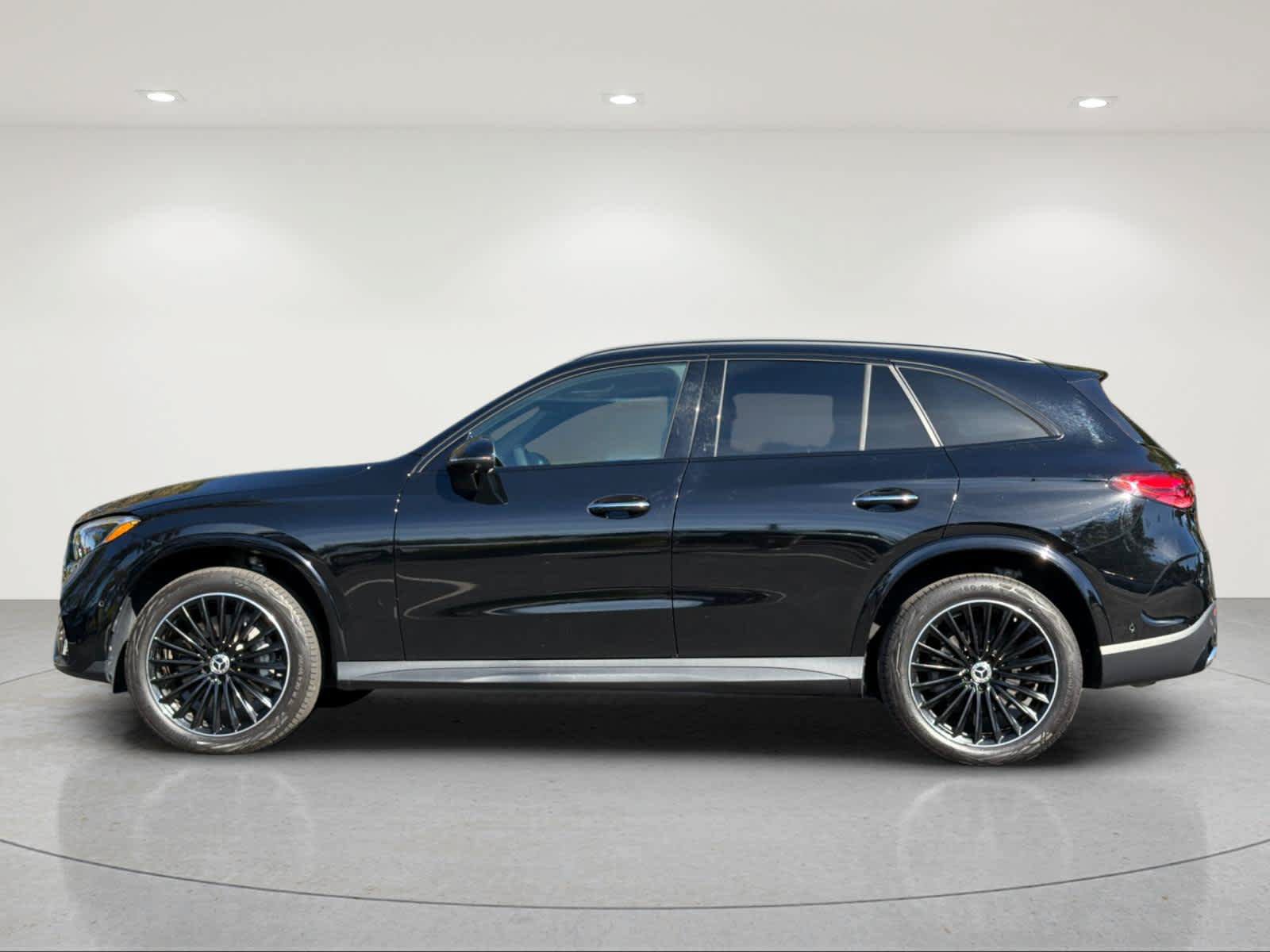 Used 2023 Mercedes-Benz GLC 300 4MATIC image 2