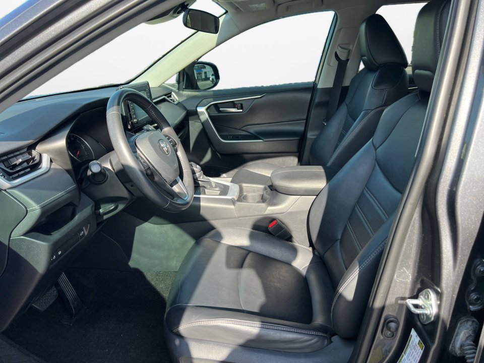 Used 2019 Toyota RAV4 XLE Premium image 11