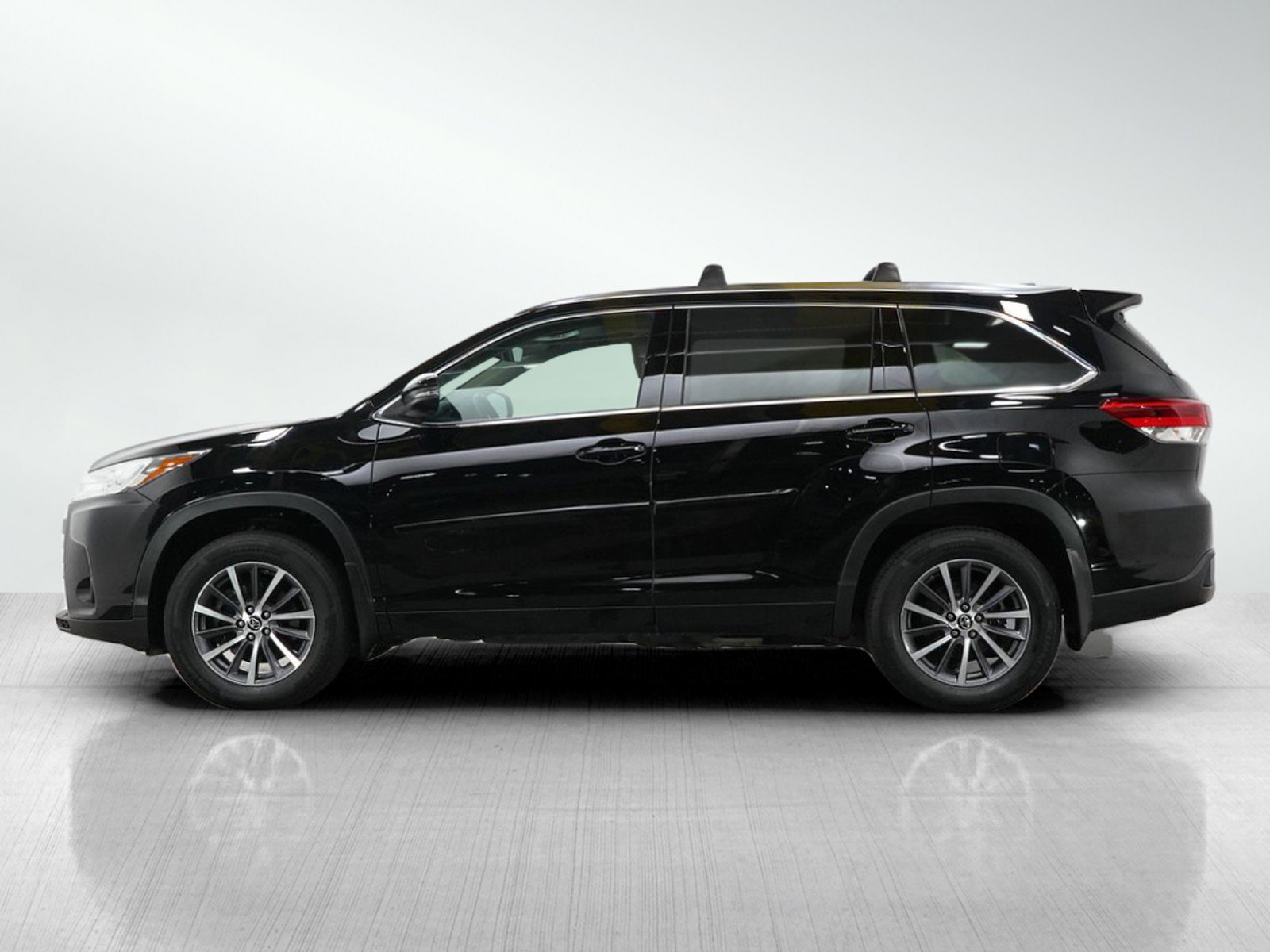 Used 2017 Toyota Highlander XLE image 3