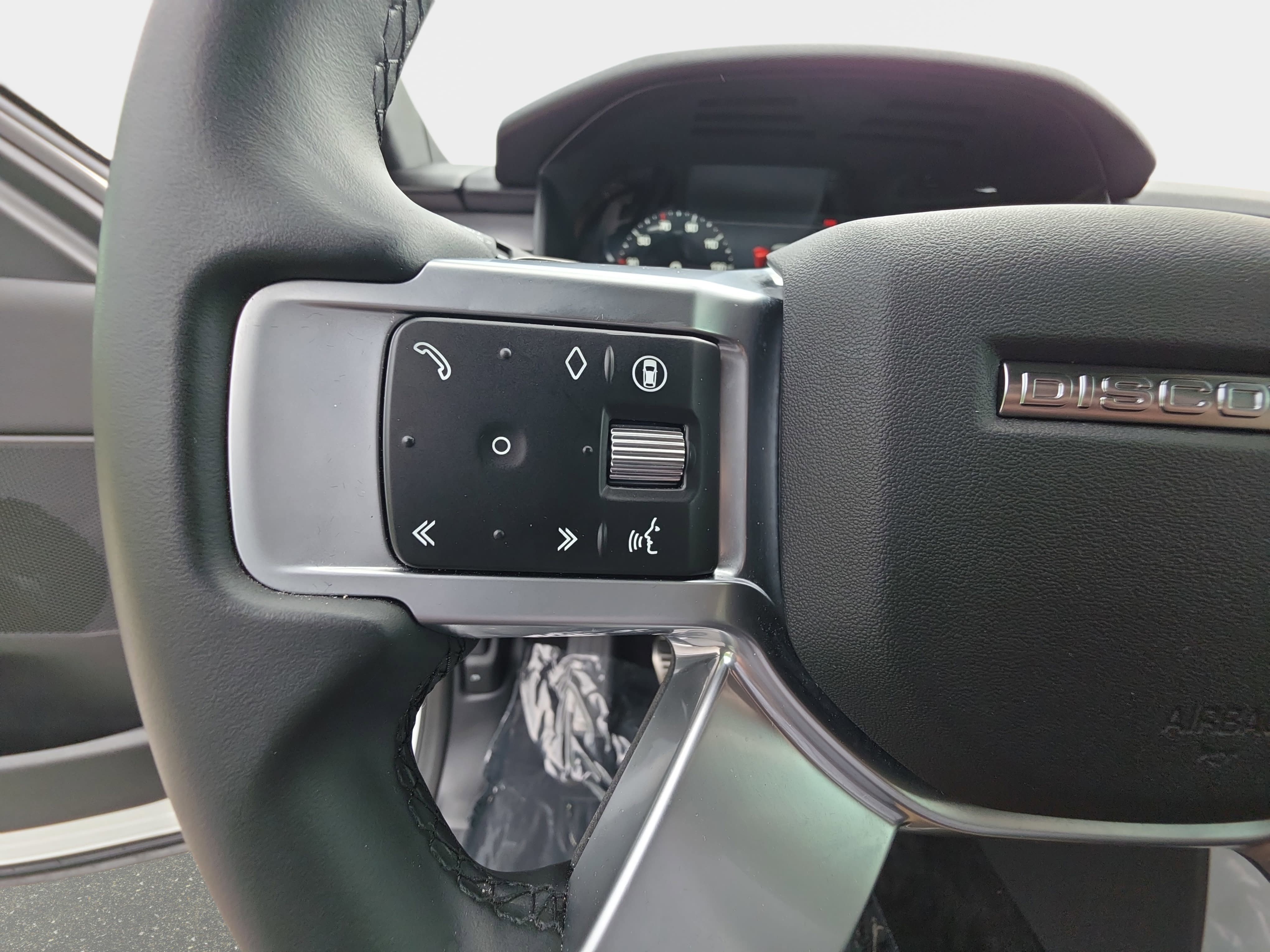 Used 2025 Land Rover Discovery Dynamic SE AWD/4WD image 17