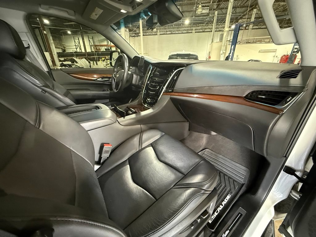 Used 2020 Cadillac Escalade Luxury AWD/4WD image 21