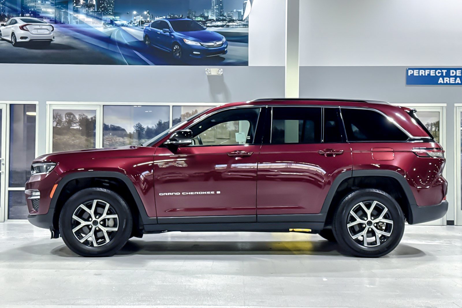 Used 2024 Jeep Grand Cherokee Limited AWD/4WD image 2