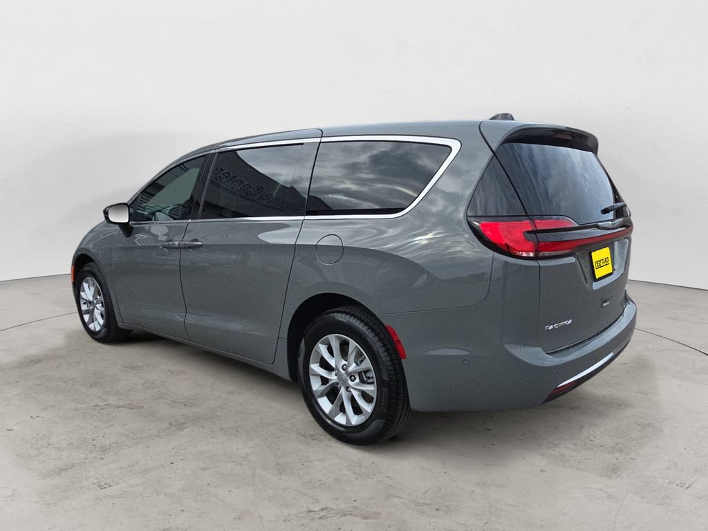 Used 2025 Chrysler Pacifica Select AWD/4WD image 7