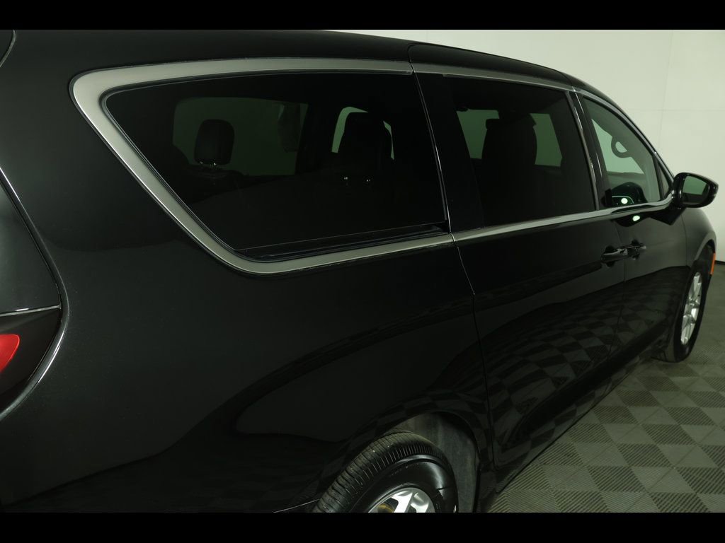Used 2025 Chrysler Pacifica Select image 19